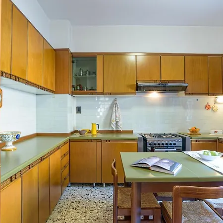 Guesthost - View With Private Parking